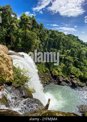Forêt tropicale verte et chutes de Limunsudan. Mindanao, Philippines. Banque D'Images