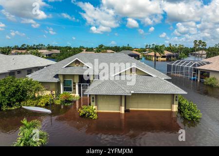 Inondations en Floride causées par la tempête tropicale de l'ouragan Debby. Maisons de banlieue dans Laurel Meadows communauté résidentielle entourée par les eaux d'inondation Banque D'Images