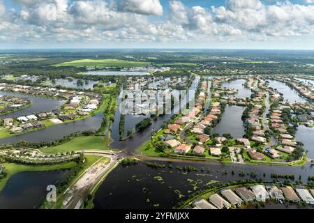 Maisons inondées par l'eau de pluie d'ouragan dans la communauté résidentielle de Floride. Conséquences d'une catastrophe naturelle dans le sud des États-Unis. Banque D'Images