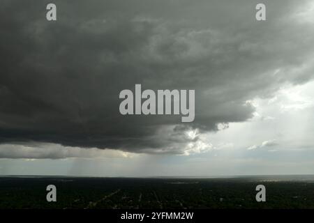 Nuages orageux se formant pendant l'orage sur le ciel sombre. Déplacement et changement du temps de paysage nuageux. Banque D'Images