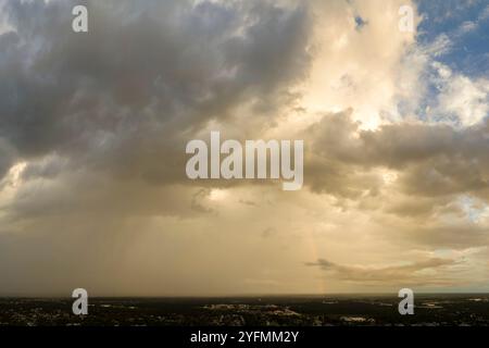 Fortes précipitations sur les banlieues de Floride pendant l'orage d'été. Banque D'Images