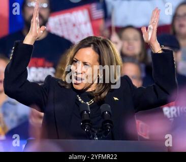 Pittsburgh, États-Unis. 04th Nov, 2024. La vice-présidente Kamala Harris s'adresse à ses partisans lors du 'vote for Freedom Rally' au Carrie Blast Furnaces à Rankin, Pennsylvanie, près de Pittsburgh, le lundi 4 novembre 2024, la veille des élections aux États-Unis. Photo par Archie Carpenter/UPI. Crédit : UPI/Alamy Live News Banque D'Images