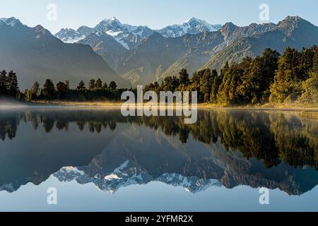 les alpes du Sud se reflètent dans la belle eau calme du lac Matheson près du glacier Fox Banque D'Images