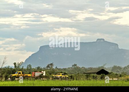 Bukit Tilung, une montagne sacrée dans le système de croyances traditionnelles des communautés Dayak, est vu de Putussibau, Kapuas Hulu, Kalimantan occidental, Indonésie. Banque D'Images