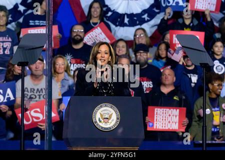 Pittsburgh, États-Unis. 04th Nov, 2024. La vice-présidente Kamala Harris s'adresse à ses partisans lors du 'vote for Freedom Rally' au Carrie Blast Furnaces à Rankin, Pennsylvanie, près de Pittsburgh, le lundi 4 novembre 2024, la veille des élections aux États-Unis. Photo par Archie Carpenter/UPI. Crédit : UPI/Alamy Live News Banque D'Images