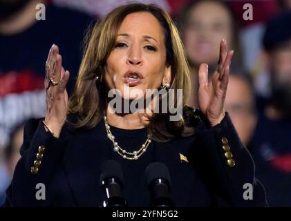 Pittsburgh, États-Unis. 04th Nov, 2024. La vice-présidente Kamala Harris s'adresse à ses partisans lors du 'vote for Freedom Rally' au Carrie Blast Furnaces à Rankin, Pennsylvanie, près de Pittsburgh, le lundi 4 novembre 2024, la veille des élections aux États-Unis. Photo par Archie Carpenter/UPI. Crédit : UPI/Alamy Live News Banque D'Images