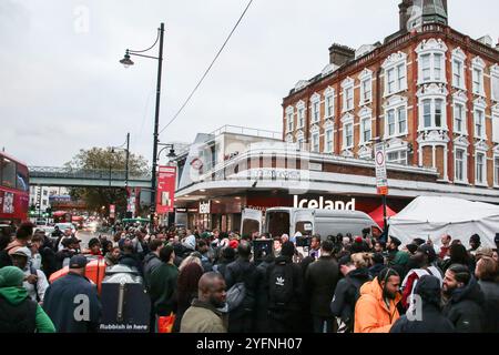 Londres, Royaume-Uni. 2 novembre 2024. Les gens se rassemblent autour de DJ AG pendant qu'il diffuse en direct à Brixton. DJ AG, alias Ashley Gordon, a attiré des millions de personnes sur TikTok avec sa politique de micro ouvert de DJ sets en plein air invitant les artistes de base à se produire en live. (Crédit image : © Thabo Jaiyesimi/SOPA images via ZUMA Press Wire) USAGE ÉDITORIAL SEULEMENT! Non destiné à UN USAGE commercial ! Banque D'Images