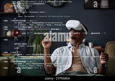 Jeune homme noir dans le code d'écriture de casque VR Banque D'Images