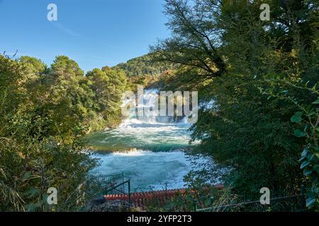 La cascade à couper le souffle de Skradinski Buk, l'une des attractions les plus célèbres du parc national de Krka, en Croatie. Banque D'Images