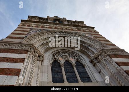 L'église capucine notre-Dame de Lourdes à Rijeka, en Croatie, est un exemple étonnant d'architecture néo-gothique. Banque D'Images