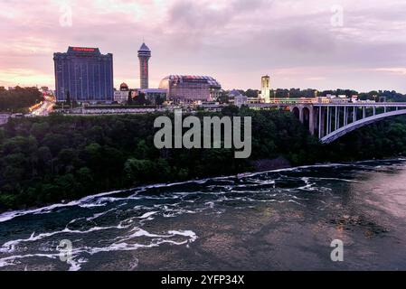 En regardant le Canada depuis Niagara Falls, New York Banque D'Images