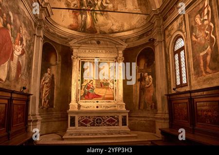 'L'Annonciation', une peinture célèbre du célèbre artiste de la Renaissance Titien (Tiziano Vecellio), situé dans la chapelle Malchiostro de la cathédrale Banque D'Images