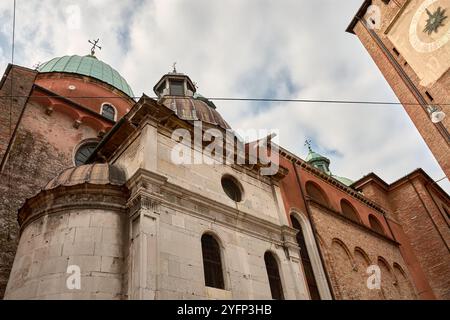 Élégants dômes de la cathédrale de San Pietro Apostolo, un monument historique situé au coeur de Trévise, Vénétie, Italie. Banque D'Images