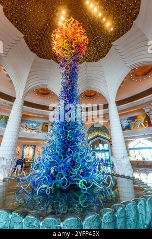 Hôtel Atlantis The Palm avec sculpture en verre soufflé dans le hall de l'hôtel par Dale Chihuly, Dubaï, Émirats arabes Unis Banque D'Images