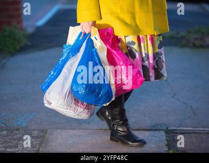 Photo du dossier datée du 26/12/18 d'une femme transportant des courses dans des sacs en plastique à Londres. Les détaillants ont connu un mois d'octobre « décevant » après l'incertitude pré-budgétaire associée à la hausse des factures d'énergie des consommateurs « effrayés », suggèrent les chiffres. Le total des ventes au détail au Royaume-Uni a augmenté de 0,6 % en glissement annuel le mois dernier, contre une hausse de 2,6 % en octobre dernier, selon le British Retail Consortium (BRC)-KPMG Retail Sales Monitor. Date d'émission : mardi 5 novembre 2024. Banque D'Images