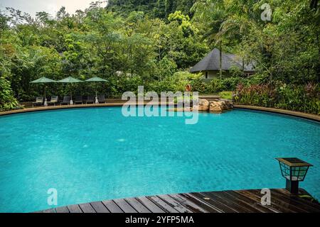 Piscine dans l'hôtel de luxe avec chaises longues Banque D'Images