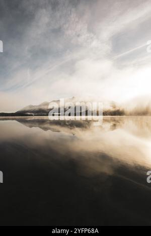 Der Barmsee, der größte See der Alpenwelt Karwendel, im oberbayrischen Landkreis Garmisch-Partenkirchen, gemeindeteil von Krün, im Herbst zu Sonnenaufgang am 31.10.2024. // le Barmsee, le plus grand lac du monde alpin Karwendel, dans le district de Garmisch-Partenkirchen haute-Bavière, qui fait partie de la commune de Krün, en automne au lever du soleil le 31 octobre 2024. - 20241031 PD14449 crédit : APA-PictureDesk/Alamy Live News Banque D'Images