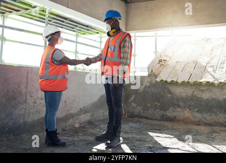 Chantier de construction, serrant la main ou des personnes noires dans le projet d'ingénierie pour la planification, l'affaire b2b ou l'embauche. Architecture, masque ou entrepreneurs dans Banque D'Images