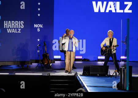 Detroit, Michigan, États-Unis. 4 novembre 2024. JON BON JOVI, à droite, et MICHAEL STIPE, à gauche, se produisent lors d'un rassemblement avec Tim Walz, gouverneur du Minnesota, à Detroit, Michée, le 4 novembre 2024. (Crédit image : © Andrew Roth/ZUMA Press Wire) USAGE ÉDITORIAL SEULEMENT! Non destiné à UN USAGE commercial ! Crédit : ZUMA Press, Inc/Alamy Live News Banque D'Images