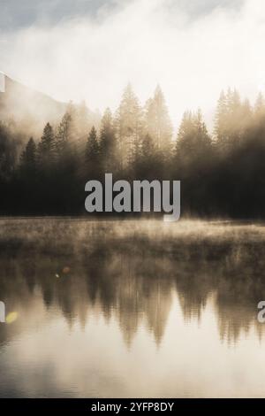 Der Barmsee, der größte See der Alpenwelt Karwendel, im oberbayrischen Landkreis Garmisch-Partenkirchen, gemeindeteil von Krün, im Herbst zu Sonnenaufgang am 31.10.2024. // le Barmsee, le plus grand lac du monde alpin Karwendel, dans le district de Garmisch-Partenkirchen haute-Bavière, qui fait partie de la commune de Krün, en automne au lever du soleil le 31 octobre 2024. - 20241031 PD14456 crédit : APA-PictureDesk/Alamy Live News Banque D'Images