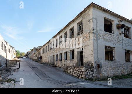 Ruines d'une prison politique (alcatraz croate), en usage lorsque la Croatie faisait partie de la Yougoslavie, sur une île aride et inhabitée, mer adriatique, croatie Banque D'Images