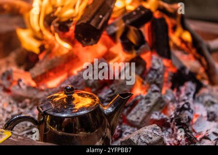 Théières sur un feu en Arabie Saoudite Banque D'Images