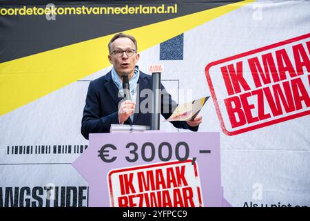 DEN HAAG - Maurice Limmen, président de l'Association des universités de Sciences appliquées, lors d'un marathon de lecture à haute voix au bâtiment de la Chambre des représentants. Pendant le marathon, les députés, les administrateurs, les employés des universités de sciences appliquées et les étudiants des objections ont lu à haute voix contre ce que l'on appelle langstudeerboete et aussi les coupes à l'hbo. ANP LINA SELG pays-bas Out - belgique Out Banque D'Images