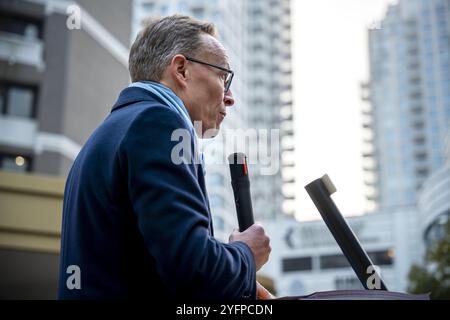 DEN HAAG - Maurice Limmen, président de l'Association des universités de Sciences appliquées, lors d'un marathon de lecture à haute voix au bâtiment de la Chambre des représentants. Pendant le marathon, les députés, les administrateurs, les employés des universités de sciences appliquées et les étudiants des objections ont lu à haute voix contre ce que l'on appelle langstudeerboete et aussi les coupes à l'hbo. ANP LINA SELG pays-bas Out - belgique Out Banque D'Images