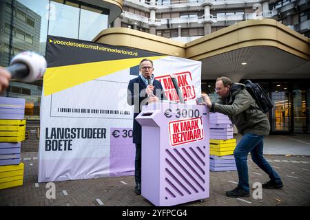 DEN HAAG - Maurice Limmen, président de l'Association des universités de Sciences appliquées, lors d'un marathon de lecture à haute voix au bâtiment de la Chambre des représentants. Pendant le marathon, les députés, les administrateurs, les employés des universités de sciences appliquées et les étudiants des objections ont lu à haute voix contre ce que l'on appelle langstudeerboete et aussi les coupes à l'hbo. ANP LINA SELG pays-bas Out - belgique Out Banque D'Images