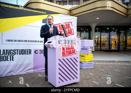 DEN HAAG - Maurice Limmen, président de l'Association des universités de Sciences appliquées, lors d'un marathon de lecture à haute voix au bâtiment de la Chambre des représentants. Pendant le marathon, les députés, les administrateurs, les employés des universités de sciences appliquées et les étudiants des objections ont lu à haute voix contre ce que l'on appelle langstudeerboete et aussi les coupes à l'hbo. ANP LINA SELG pays-bas Out - belgique Out Banque D'Images