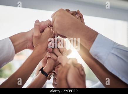 Employés, tenant la main et la mission de groupe au bureau, planification et soutien uni dans l'atelier. Hommes d'affaires, esprit d'équipe et collaboration Banque D'Images