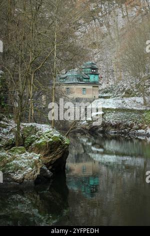 un petit barrage sur une rivière dans une vallée entre les rochers. Il y a l'heure d'hiver Banque D'Images