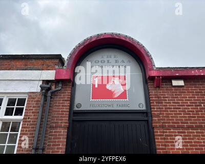 Signe de timbre imitation première classe avec tête de mouton couronnée, la boutique Wool Baa, Felixstowe, Suffolk, Angleterre, Royaume-Uni Banque D'Images