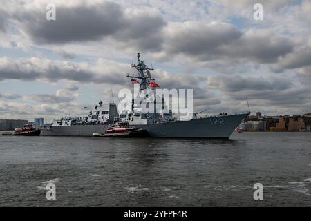 NEW YORK—le plus récent vol IIa DDG de la Marine, l'USS John Basilone (DDG 122), s'arrête à l'embarcadère 88, New York City, NY, le 4 novembre. L'arriv de Basilone Banque D'Images