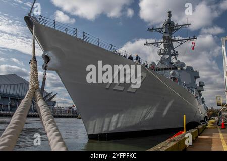 NEW YORK—le plus récent vol IIa DDG de la Marine, l'USS John Basilone (DDG 122), s'arrête à l'embarcadère 88, New York City, NY, le 4 novembre. L'arriv de Basilone Banque D'Images