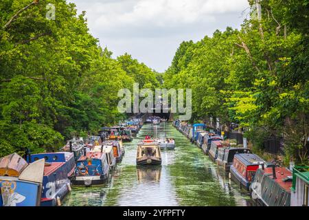 Londres, Royaume-Uni - 10 juillet 2019 - touristes naviguant le long du Regents canal autour de Little Venice Banque D'Images