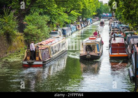 Londres, Royaume-Uni - 10 juillet 2019 - bateau-bus touristique voyageant le long du Regents canal autour de Little Venice Banque D'Images