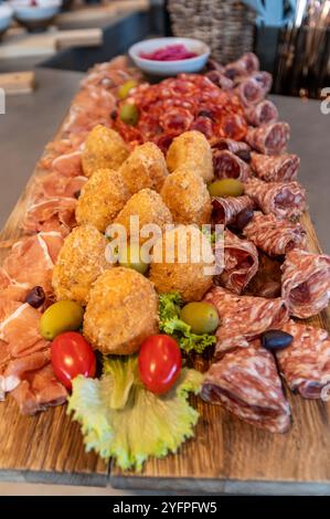 smörgåsbord – Smorborg deux Smörgåsbords remplis chacun d’une variété de sandwichs ouverts avec une variété de garnitures froides prêtes à être servis dans un restaurant Banque D'Images