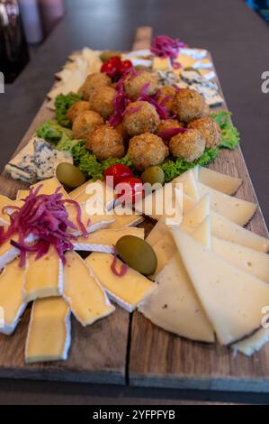 smörgåsbord – Smorborg deux Smörgåsbords remplis chacun d’une variété de sandwichs ouverts avec une variété de garnitures froides prêtes à être servis dans un restaurant Banque D'Images