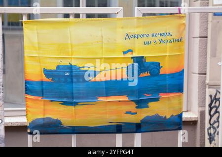 Bannières anti-guerre protestant contre la Russie pour son implication dans la guerre en Ukraine (2014-présent) devant l'ambassade de Russie à Tallinn, Estonie Banque D'Images