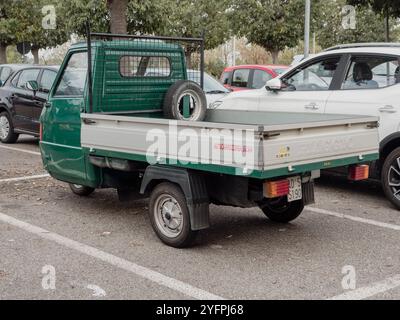 Arquato, PC, italie - 31 octobre 2024 petit véhicule utilitaire vert APE piaggio porter garé dans un parking extérieur, montrant sa partie arrière avec Banque D'Images