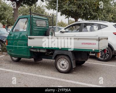 Arquato, PC, italie - 31 octobre 2024 petit véhicule utilitaire vert APE piaggio porter garé dans un parking extérieur, montrant sa partie arrière avec Banque D'Images