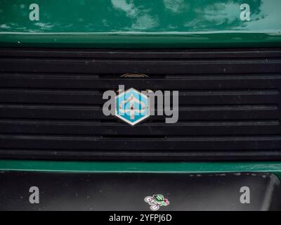 Arquato, PC, italie - 31 octobre 2024 Vert vintage APE piaggio cargo van scooter présentant son emblématique logo piaggio sur la calandre, highlig Banque D'Images