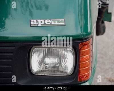 Arquato, PC, italie - 31 octobre 2024 vue rapprochée du phare avant et du clignotant orange d'un camion vert piaggio scooter tm, highlighti Banque D'Images