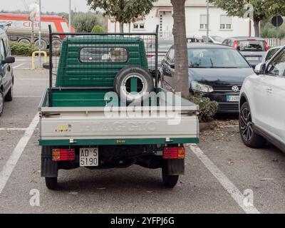 Arquato, PC, italie - 31 octobre 2024 vue arrière d'une camionnette verte piaggio porter garée dans un parking, mettant en valeur sa taille compacte et pract Banque D'Images