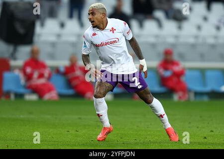 Dodo Domilson Cordeiro de ACF Fiorentina regarde pendant le match de Serie A entre Torino FC et ACF Fiorentina au Stadio Olimpico le 3 novembre 2024 à Turin, Italie . Banque D'Images