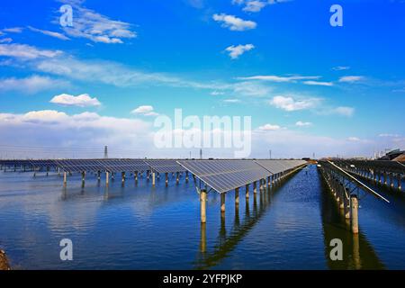 Panneaux solaires sur l'eau Banque D'Images