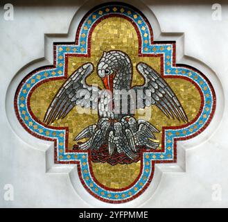 Église votive. Mère pélican nourrir son petit bébé pélicans symbolise la passion de Jésus et l'Eucharistie. Vienne. Autriche. Banque D'Images