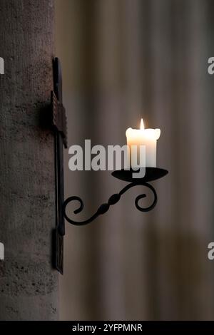 Bougie allumée dans une église. Chemin de croix ; Vienne. Autriche. Banque D'Images