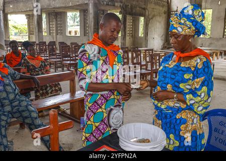 Groupe de microfinance et d'épargne dans l'église notre-Dame de l'Immaculée conception, Tohoue, Bénin Banque D'Images